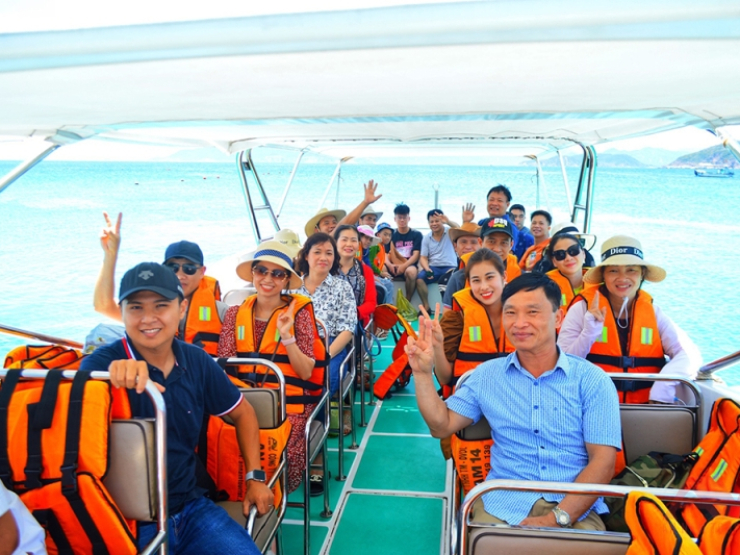 NT-02: Tour 3 đảo cano cao tốc: Vịnh San Hô – Làng Chài– Bãi Tranh